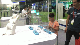 米乐m6SR4A机器人与现场观众技能比拼.gif