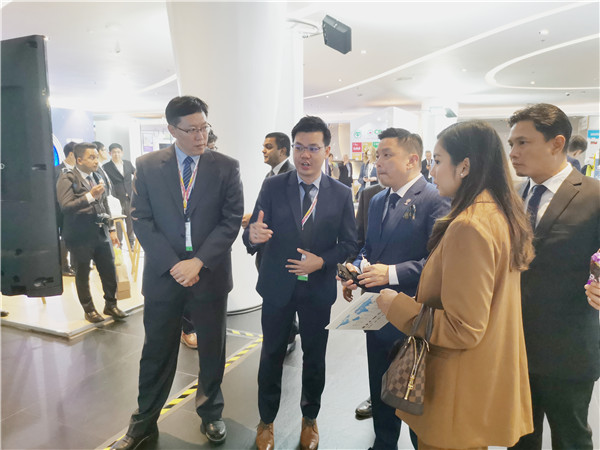马来西亚国际贸易及工业部长拿督达勒雷京亲临米乐m6展位.jpg