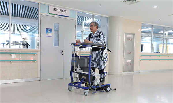 （图）米乐m6下肢外骨骼训练器可配合医院天轨悬吊系统或助行器，帮助用户开展康复训练2.jpg