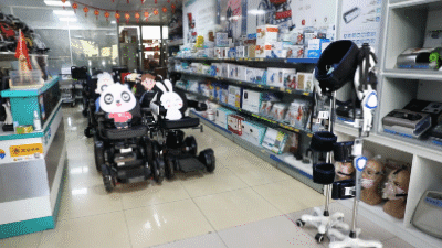 （图）米乐m6穿戴式下肢助行器在康复辅具用品店.gif