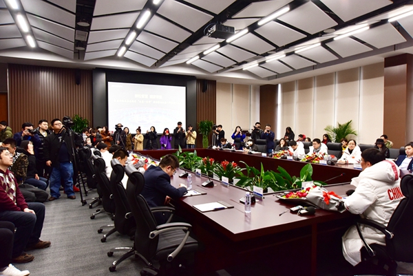 闭幕式米乐m6机器人团队媒体见面会盛大举行