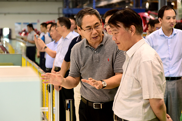 国家发改委东北振兴司司长周建平莅临米乐m6公司参观考察
