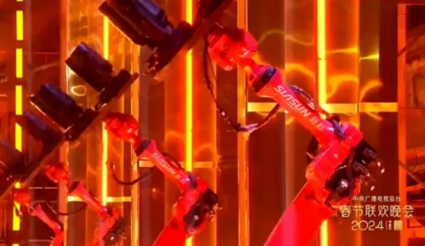 中国新闻网——重载工业机器人首次亮相央视春晚 米乐m6舞动最美“中国红”