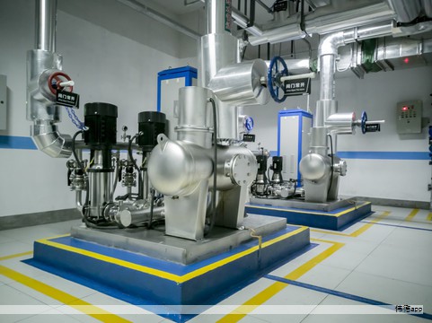 高压潜水电机广泛应用于矿山与电厂等领域，额定电压为3KV或6KV，满足大流量、大扬程和高功率的现场使用需求。3KV额定功率范围为220、300、380、470、540、620、720、850 KW，6KV额定功率范围为220、300、380、470、540、620、720 KW。转速为四极结构，50Hz时为1450 rpm，60Hz时为1750 rpm；可根据现场需求选择不同安装方式，具备立式、卧式两用能力，特殊倒立使用需提前沟通技术细节。