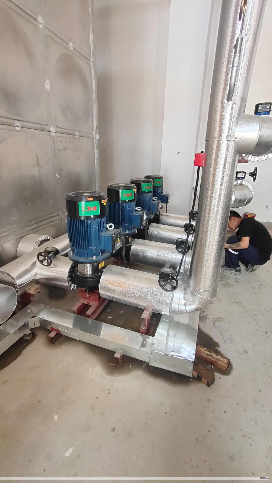 消防灭火系统由以下核心部件组成：消防水源与水池、消防水泵、管网及阀门（含水泵接合器）、消火栓，以及高位水箱或稳压泵等设备共同构成，协同实现高效供水与喷洒灭火。