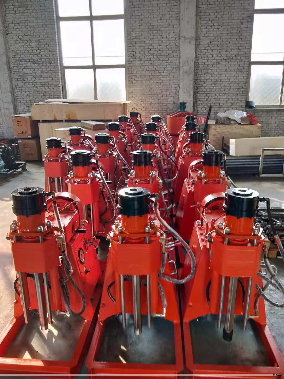 为了降低能耗并提升水泵效率，常把两台型号相同的水泵并联运行。中央空调水系统中，常见的并联运行模式包括两台泵都以工频并联、一台工频一台变频，以及两台都采用变频控制等。由于空调负荷随室内外环境变化而波动，若两台泵都保持工频运行，往往会造成显著的能量浪费。如今大多数节能型空调系统采用变频调速，但在实际运行中，混合工频与变频的情形与两台泵同时变频相比，其节能效果并不一致。总体而言，两台泵同时变频的节能潜力最为明显。