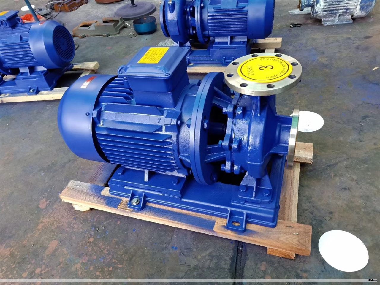 潜油电泵，全称为电动潜油离心泵，是将潜油电机与离心泵组合后下入井液面以下进行抽油的井下举升设备。该系统与油管一同下井，地面通过变压器、控制柜和潜油电缆将电能传输到井下电机，电机驱动多级离心泵旋转，将电能转化为机械能，将井筒内的液体提升至地面。