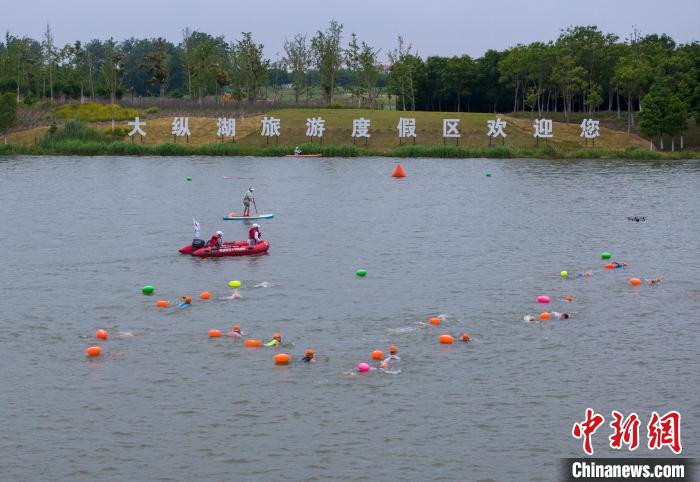 500余名铁三爱好者在盐城大纵湖竞技，感受大美
