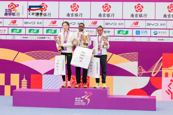 南京马拉松鸣枪开赛，贾俄仁加夺男子组亚军，