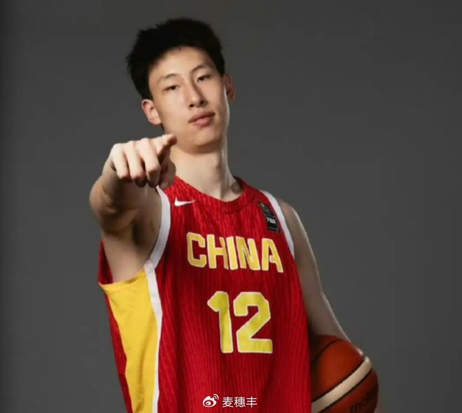 18岁中国中锋郇斯楠入选2026耐克篮球峰会世界队