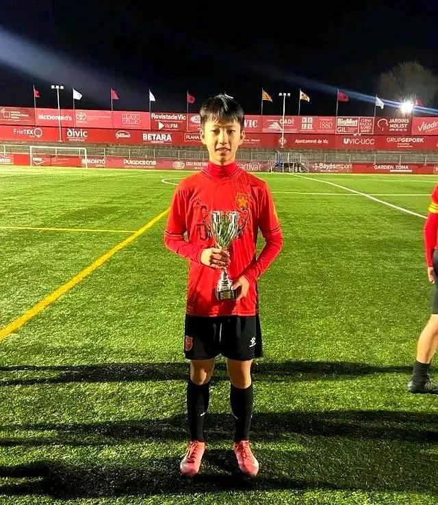 14岁中国边锋李昊炎加盟巴萨U15梯队开启拉玛西亚