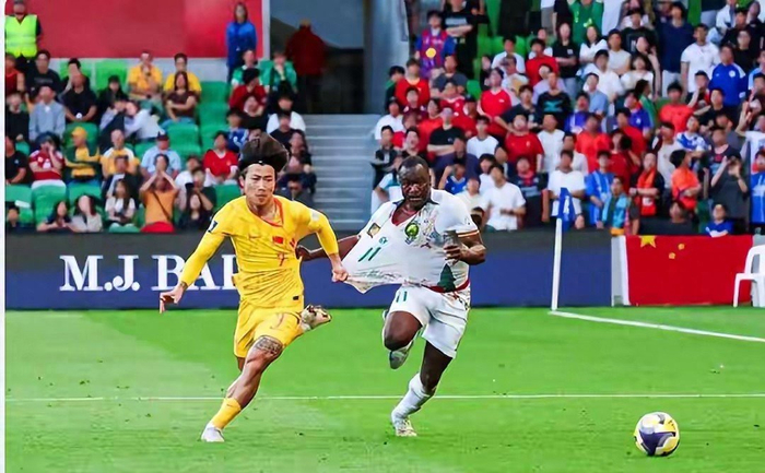 拜合拉木搅局喀麦隆赛：红牌怒斥掀翻对手防线