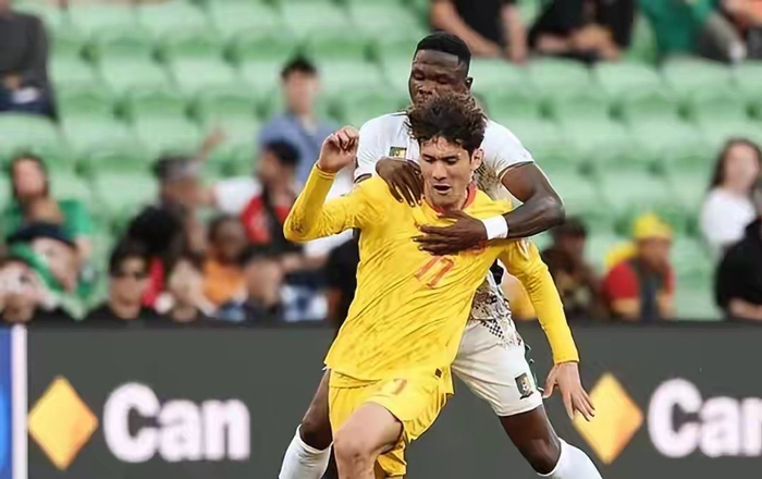 拜合拉木搅局喀麦隆赛：红牌怒斥掀翻对手防线