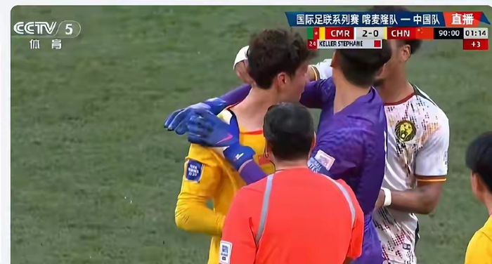 拜合拉木搅局喀麦隆赛：红牌怒斥掀翻对手防线