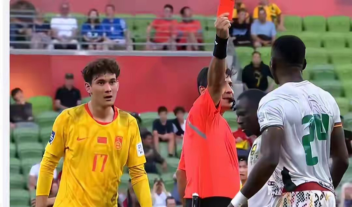 拜合拉木搅局喀麦隆赛：红牌怒斥掀翻对手防线