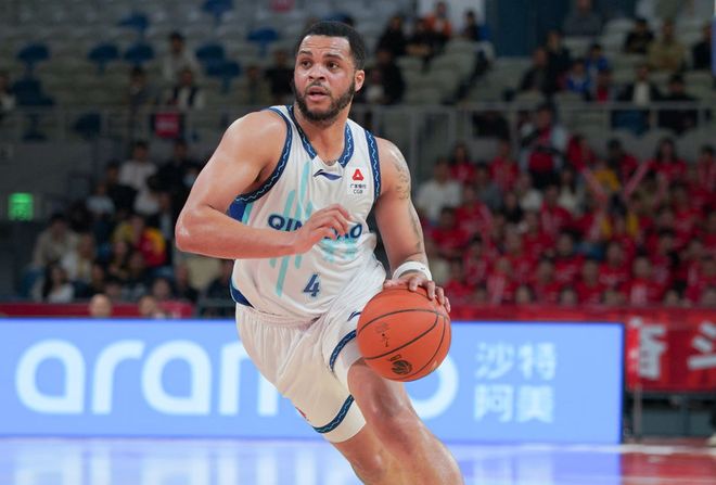 青岛双杀同曦逆转取胜 末节关键球锁定胜局