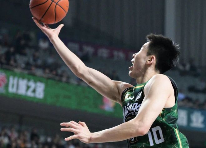 青岛双杀同曦逆转取胜 末节关键球锁定胜局